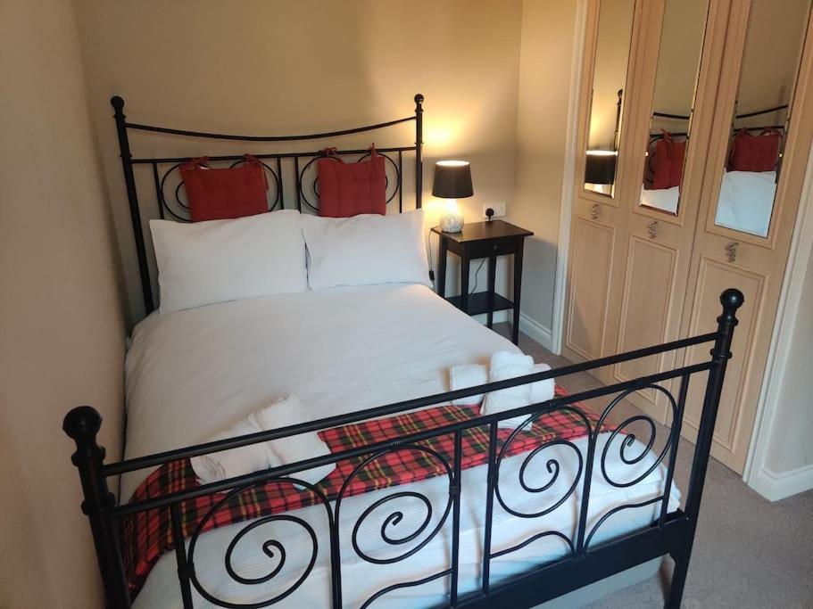 Next To The Palace And Royal Mile With Parking إدنبرة المظهر الخارجي الصورة