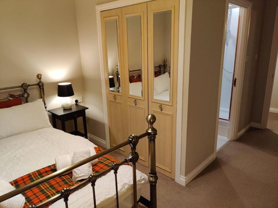Next To The Palace And Royal Mile With Parking إدنبرة المظهر الخارجي الصورة